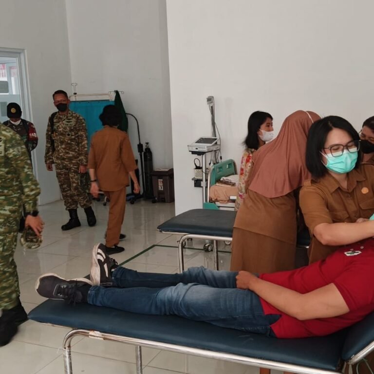Sesko TNI LVI Sambangi Puskesmas Menteng dan Warga Sungai Kahayan untuk Sosialisasi Karhutla