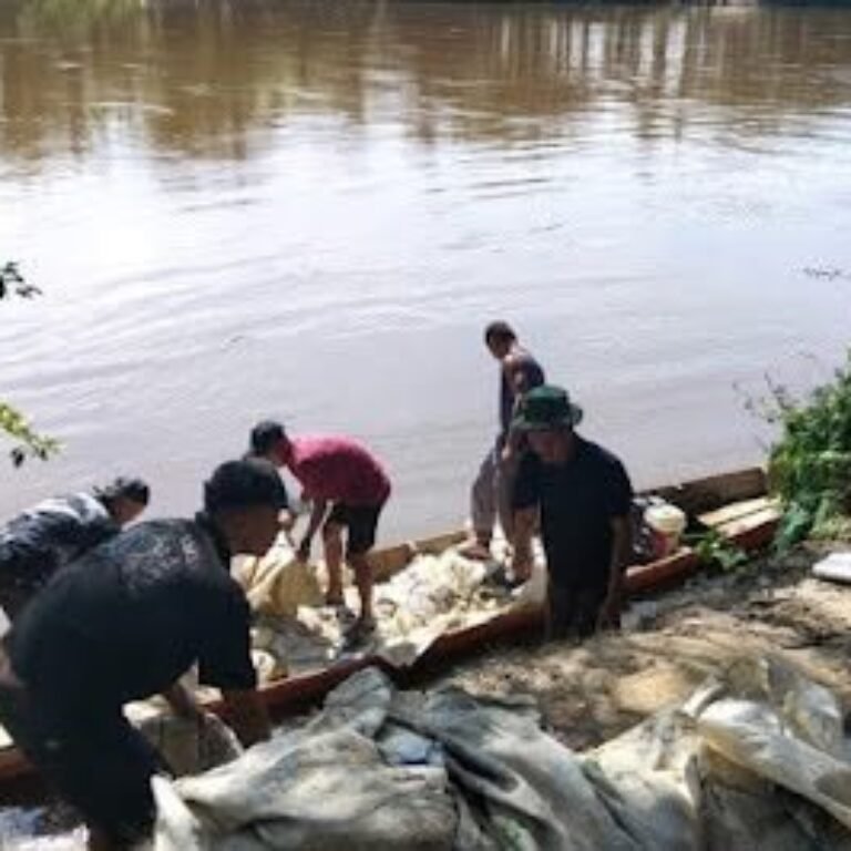 Gotong Royong Angkut Pasir ke Desa Serasah, Kodim 0109/Aceh Singkil Turut Serta