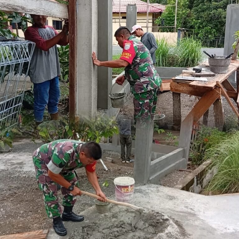 Dari Mengaduk Semen, Babinsa Samatiga Sampaikan Pesan Persatuan kepada Warga Pinem