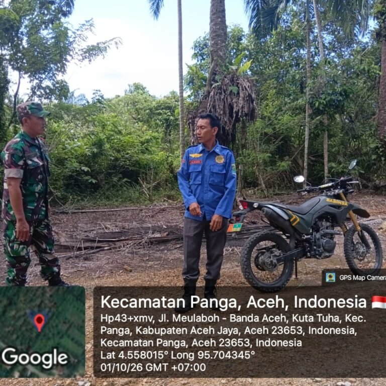 Kondisi Lahan Diperiksa Langsung, Babinsa Kodim 0114/Aceh Jaya dan Damkar Deteksi Potensi Karhutla