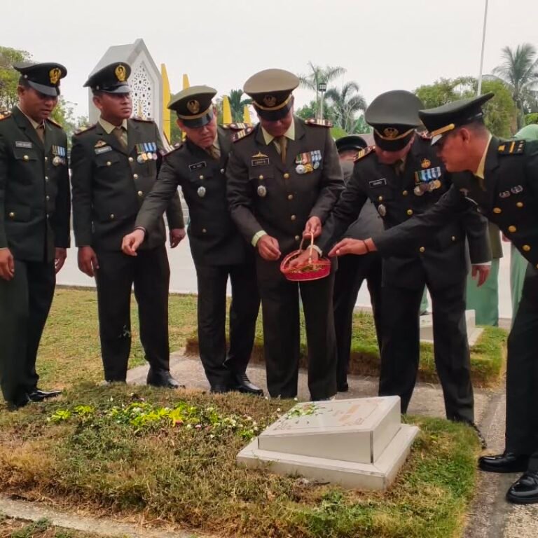 ‎Kenang Jasa Pahlawan, Kodim 1005/Barito Kuala Laksanakan Ziarah dalam Rangka HUT TNI ke-81