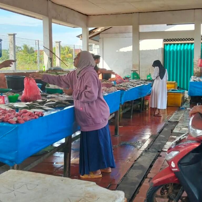 Aktivitas Warga di Pasar Keude Teunom Jadi Sasaran Pemantauan Babinsa Koramil 06/Teunom dan Posramil Pasie Raya