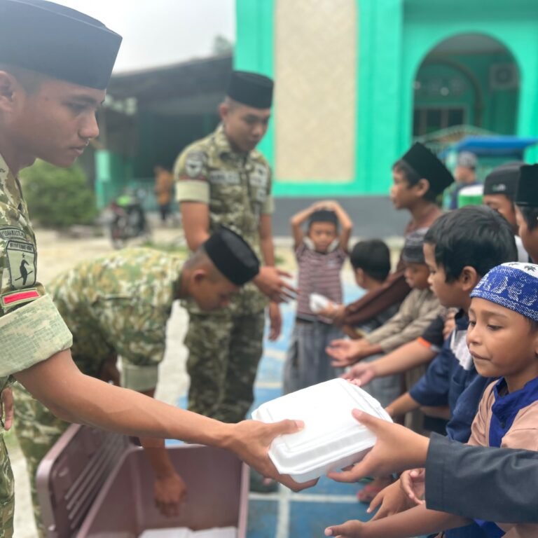 Dari Masjid An-Nur, Prajurit Yonif TP 859/RBK Pererat Silaturahmi dengan Warga Aminweri