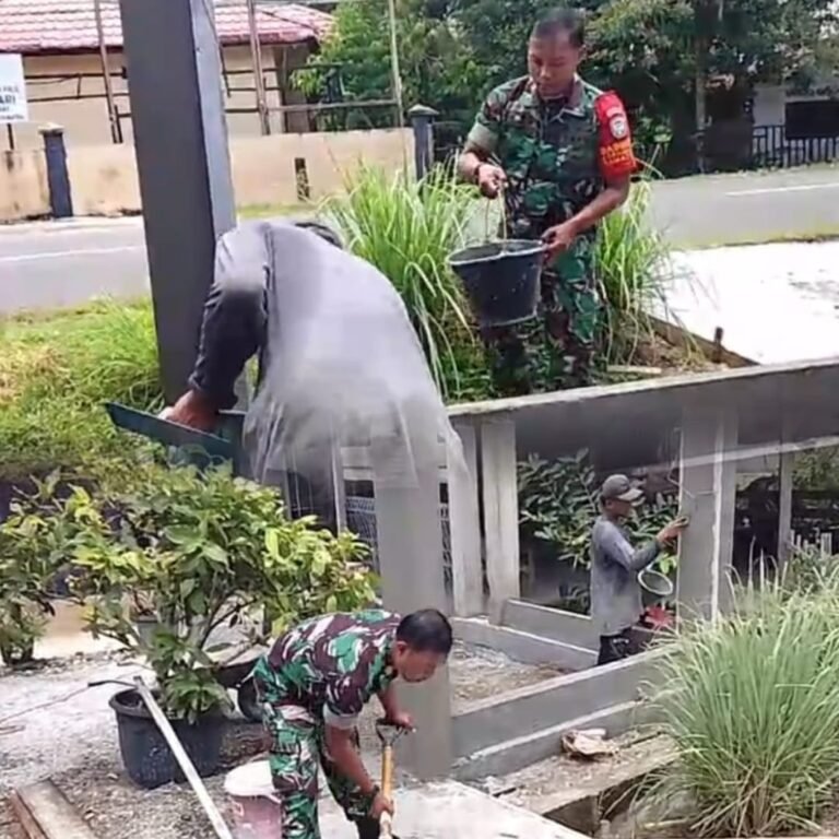 Gotong Royong Pembangunan Pagar Jadi Cara Serda Afri Yanto Dekat dengan Warga Pinem