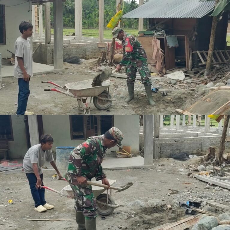 Di Desa Jambak, Babinsa dan Warga Berbagi Tenaga Menyelesaikan Pekerjaan Bersama