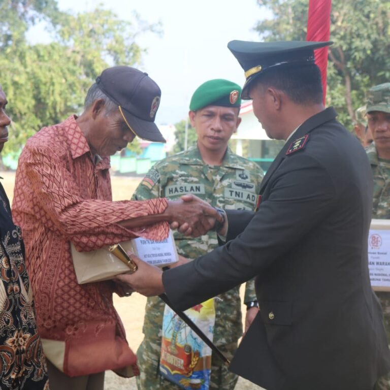 Kodim 1509/Labuha Serahkan Bingkisan kepada Purnawirawan dan Warakawuri di HUT TNI