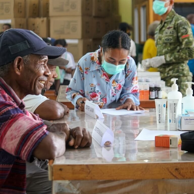 Peringati HUT ke-81 TNI, Prajurit dan Persit Yonif TP 859/RBK Layani Kesehatan Warga