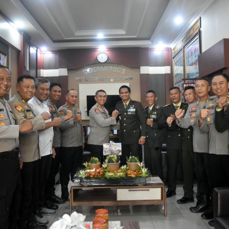 Bawa Tumpeng, Kapolres dan Kajari HSS Rayakan HUT TNI Ke 81 Bersama Dandim 1003/HSS