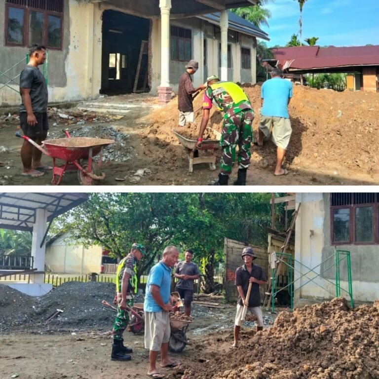 Wujud Kepedulian kepada Warga, Babinsa Koramil 01/SM Turun Bantu Angkut Tanah