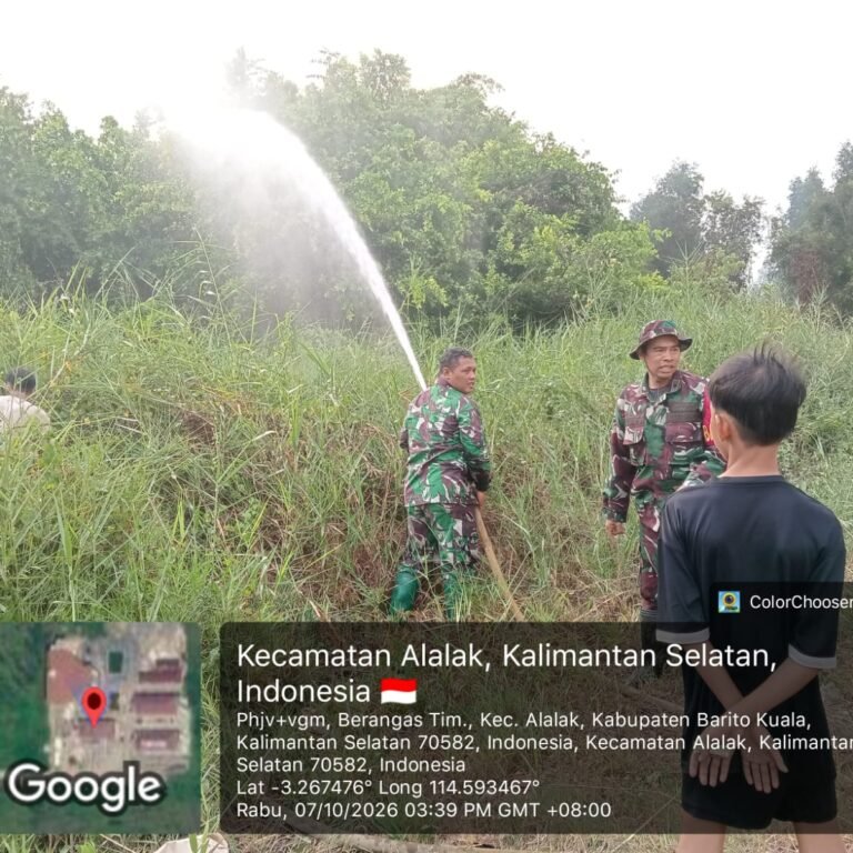 ‎Bahu-Membahu Lawan Api, Babinsa & Masyarakat Kuasai Kebakaran Lahan di Kawasan Kampus UNISKA‎