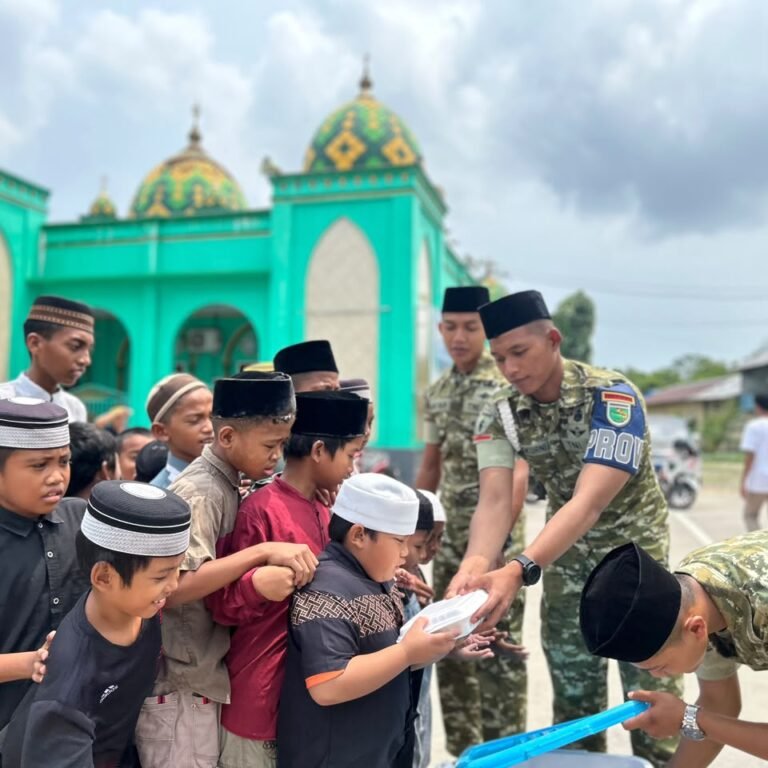 Yonif TP 859/RBK Jadikan Jumat Berkah sebagai Momentum Mempererat Persaudaraan di Supiori