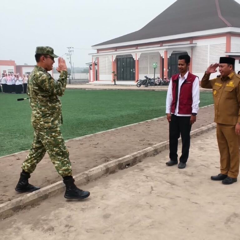 ‎Kibarkan Bendera Merah Putih, Dandim 1005/Batola Tekankan Pentingnya Nasionalisme bagi Generasi Muda
