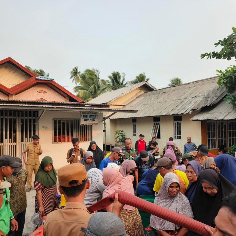 ‎Batola Peduli: Air Bersih Mengalir, Babinsa Turun Langsung Bantu Warga