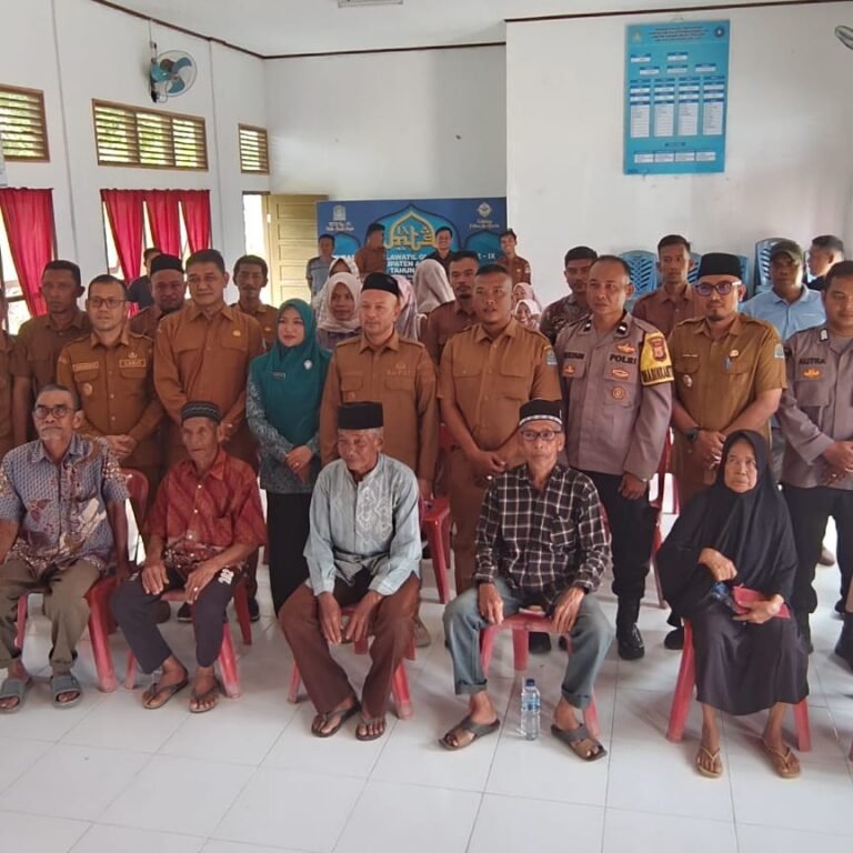 Babinsa Posramil Pasie Raya Dampingi Penyerahan Dana Aslureti Tahap II kepada 95 Lansia di Aceh Jaya