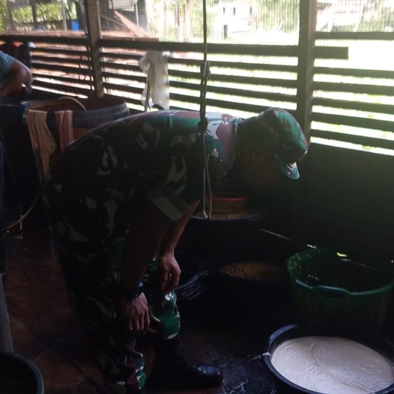 Babinsa Koramil 01/Jaya Pantau Usaha Pembuatan Tahu Milik Warga di Aceh Jaya