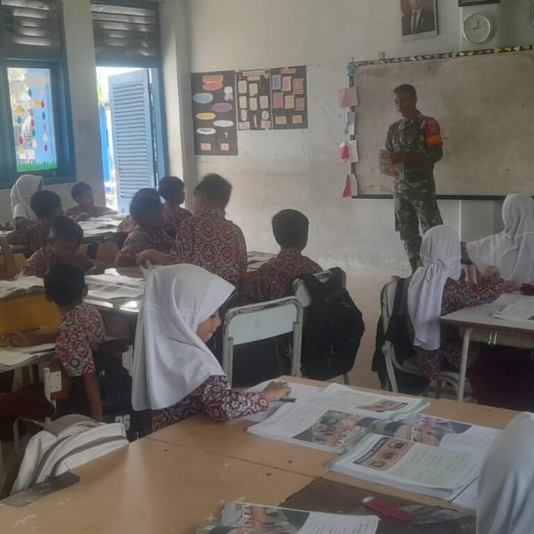 Babinsa Koramil 06/Teunom Tanamkan Wawasan Kebangsaan kepada Siswa SDN 4 Teunom