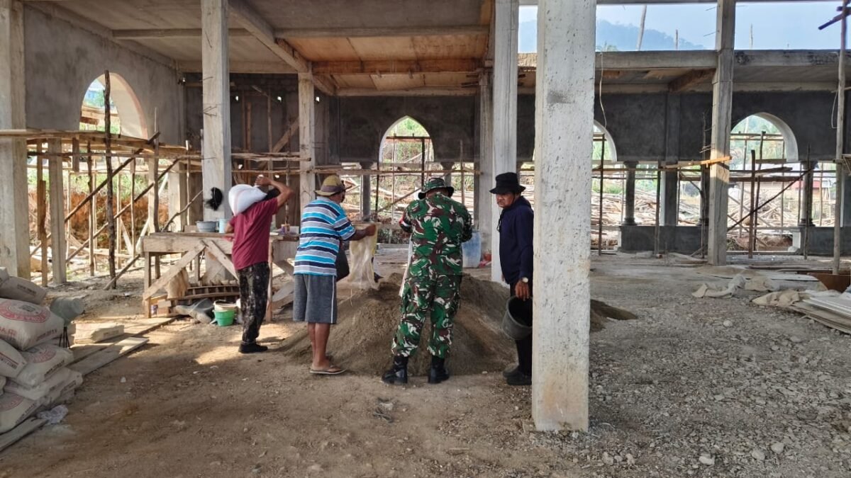 Babinsa Koramil 1509-02/Obi Bantu Pembangunan Fasilitas Ibadah Warga Obi Barat
