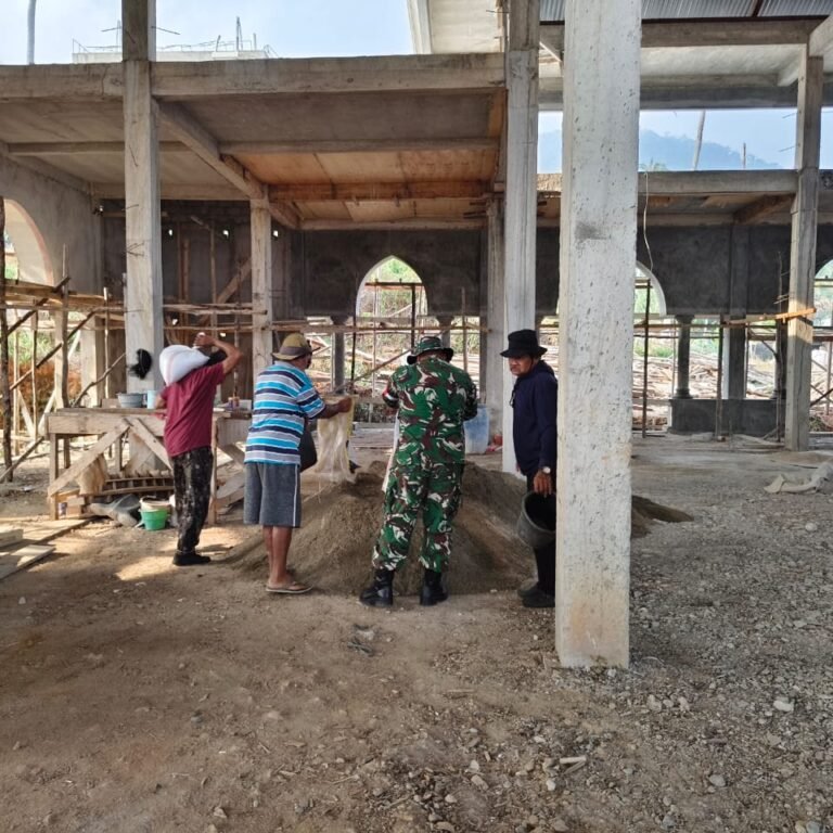 Babinsa Koramil 1509-02/Obi Bantu Pembangunan Fasilitas Ibadah Warga Obi Barat
