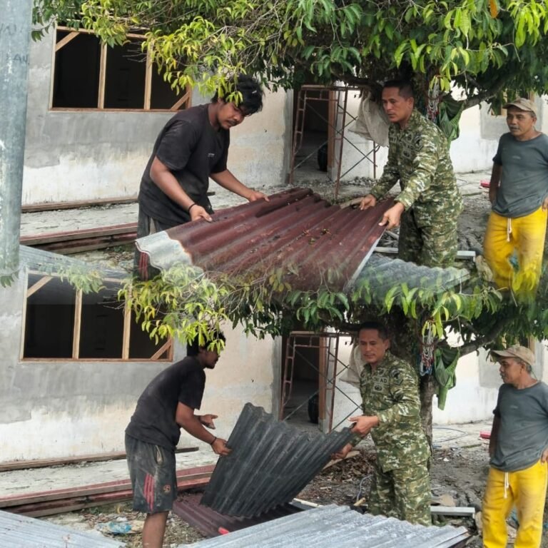 Babinsa Kodim 0105/Aceh Barat Hadir Membantu Kesulitan Warga melalui Kerja Bersama