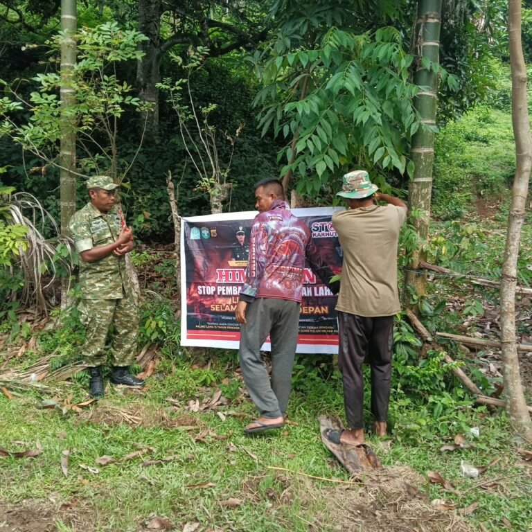 Babinsa Koramil 01/Jaya Pasang Spanduk Imbauan Cegah Karhutla di Aceh Jaya