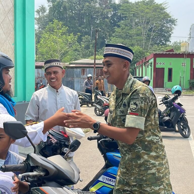 Kebersamaan di Masjid An-Nur, Cara Yonif TP 859/RBK Merawat Kerukunan Masyarakat