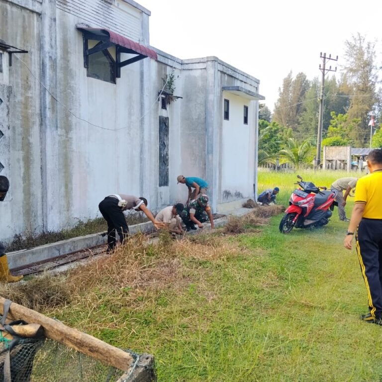 Karya Bakti di Dusun Babahngom, Babinsa dan Muspika Setia Bakti Turun Bersama Warga