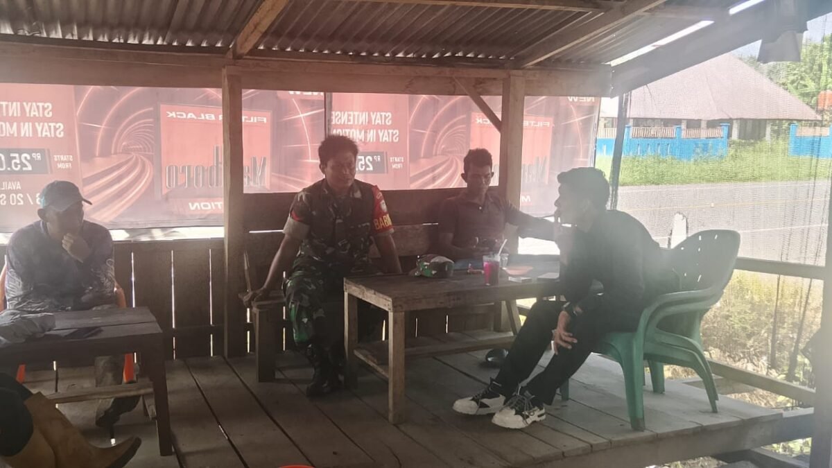Komsos di Lhok Glumpang, Babinsa Ajak Warga Waspadai Isu Pemecah Persatuan