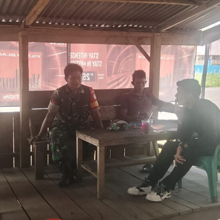 Komsos di Lhok Glumpang, Babinsa Ajak Warga Waspadai Isu Pemecah Persatuan