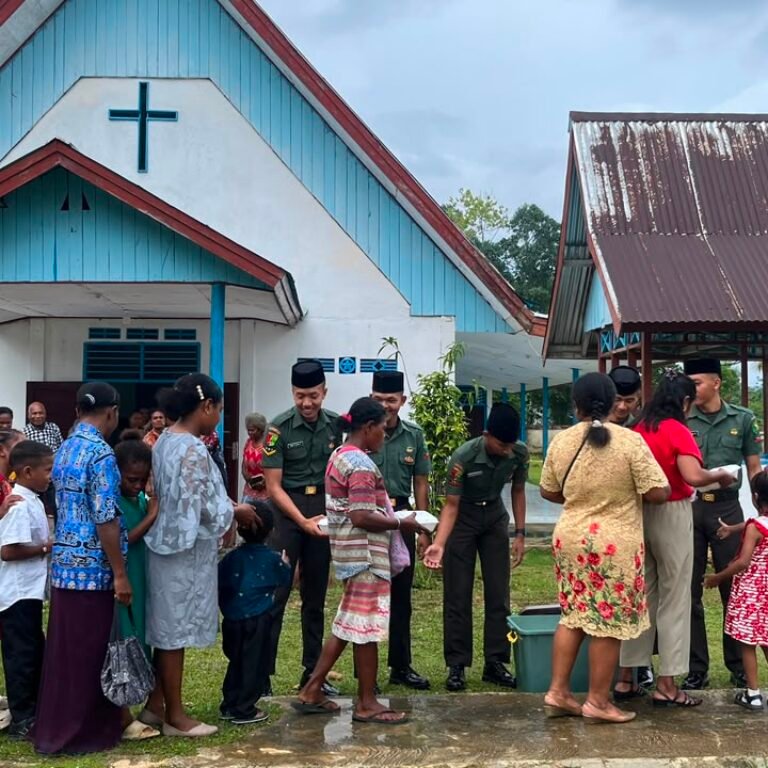 Nasi Kotak dan Kepedulian Prajurit, Cara Yonif TP 859/RBK Merawat Kebersamaan di Supiori