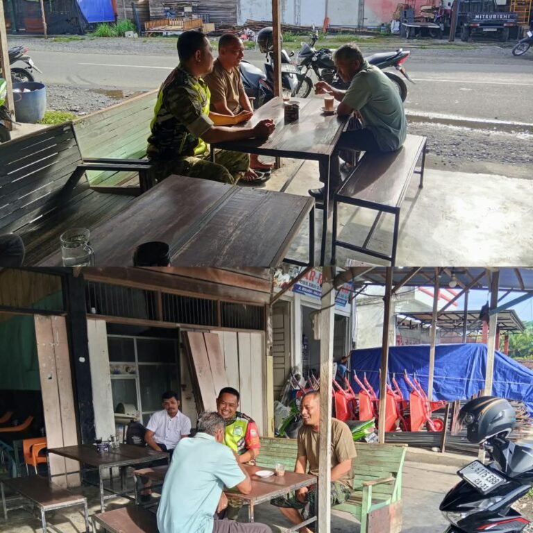 Komsos di Warung Kopi Kuta Padang, Babinsa Bubon Jaga Hubungan TNI dan Rakyat