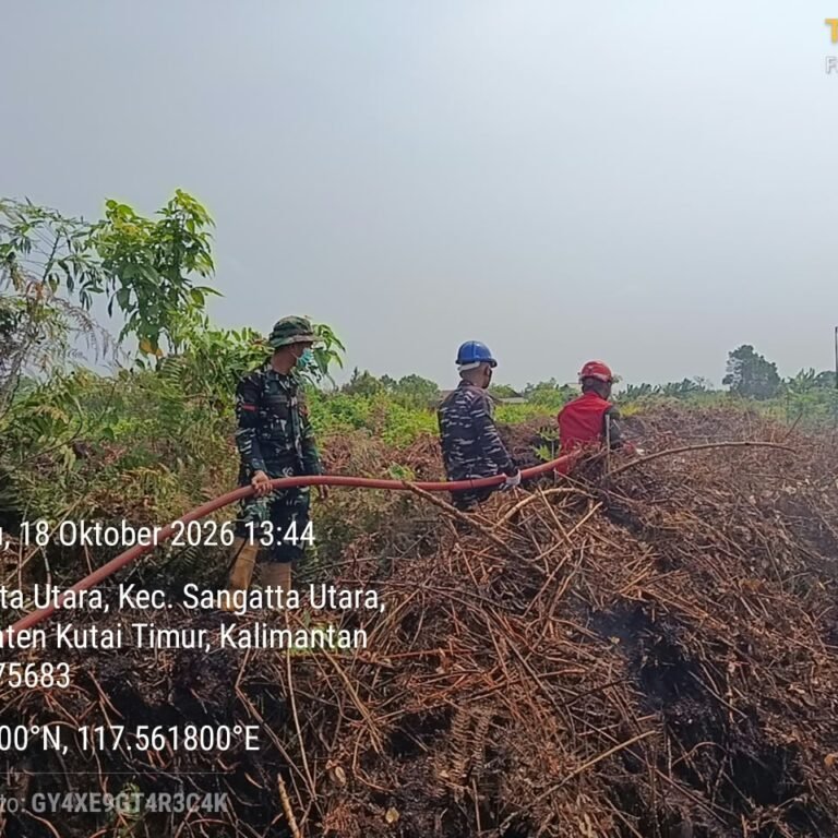 Petugas dan Warga Padamkan Karhutla di Sangatta Utara dalam 45 Menit