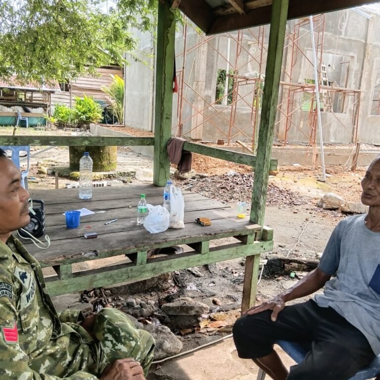 Babinsa Kopka Widodo Ingatkan Pekerja Bangunan Waspadai Risiko Terpeleset Usai Hujan Di Desa Kuta Tuha