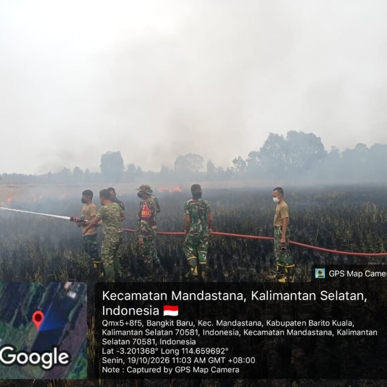 ‎Di Tengah Angin Kencang dan Kekurangan Air, TNI Tetap Tekun Padamkan Karhutla Mandastana