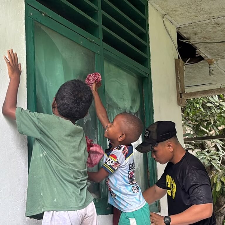 Prajurit Yonif TP 859/RBK Renovasi Rumah Baca RABEKA PINTAR di Kampung Wakre