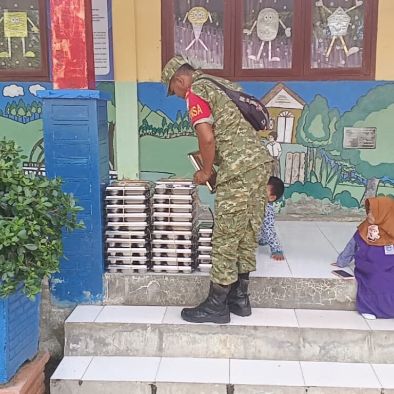 Pendampingan Babinsa Warnai Penyaluran Makanan Bergizi Gratis di TK Negeri Lageun Aceh Jaya
