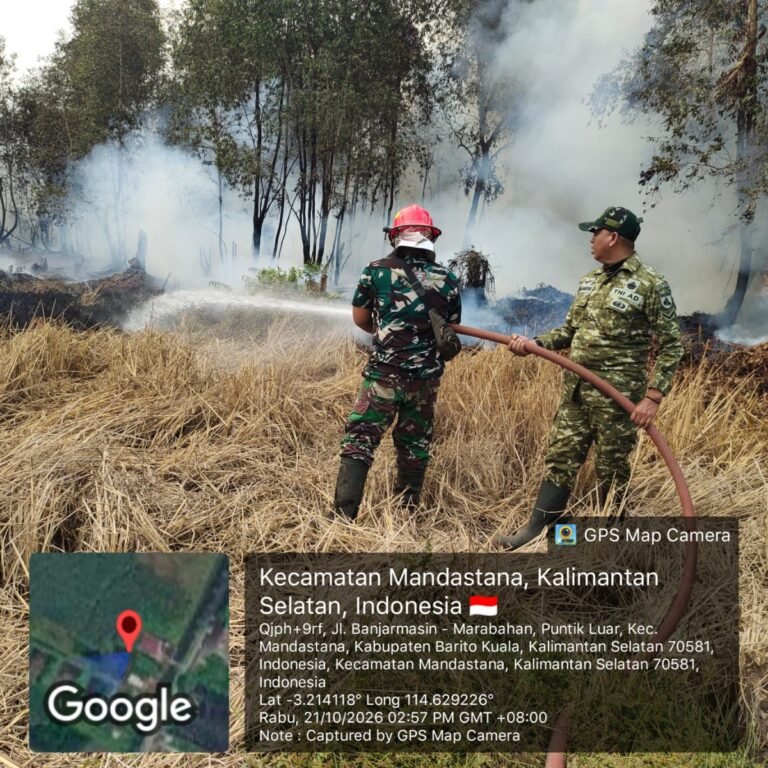 ‎Di Garis Depan Desa Puntik, TNI Kerahkan Mobil Damkar Gagalkan Api Merembet ke Rumah Warga‎