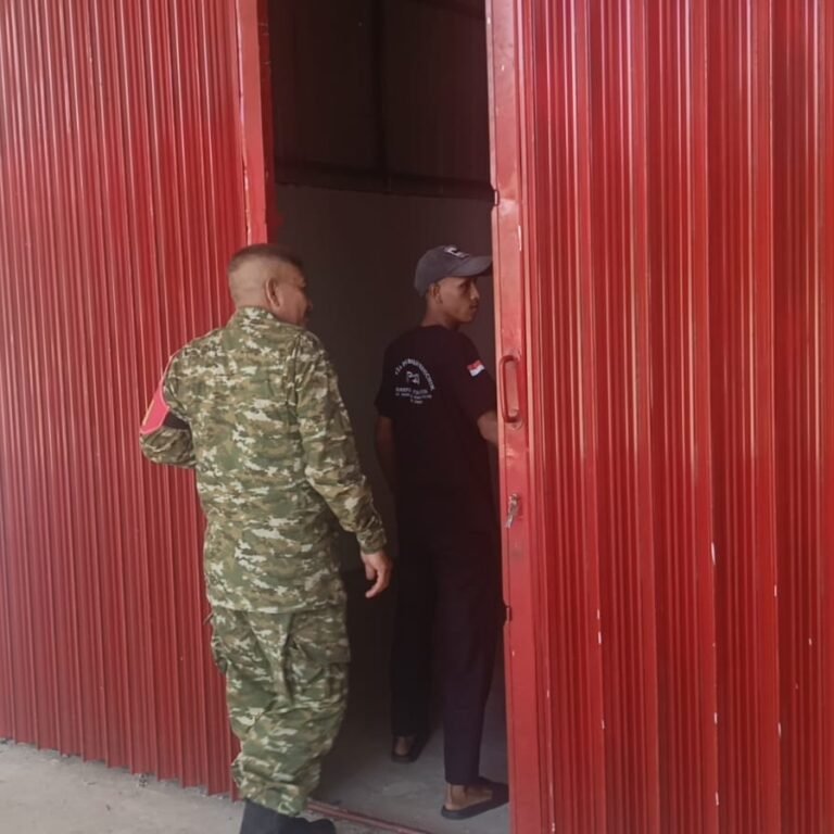Babinsa Pantau KDMP Pasie Raya, Pastikan Kebersihan dan Keamanan Barang Koperasi