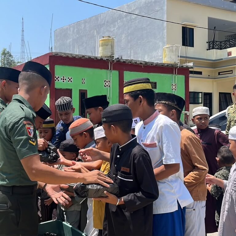 Menjaga Kerukunan dari Masjid, Prajurit Yonif TP 859/RBK Tebar Semangat Saling Peduli