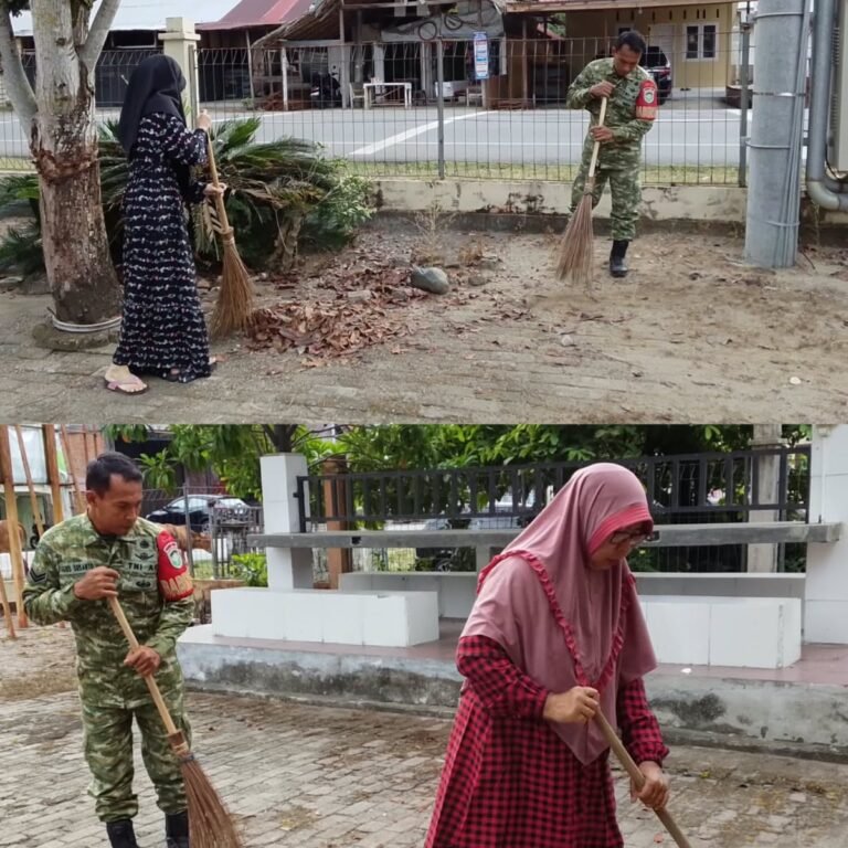 Babinsa dan Masyarakat Bersinergi Merawat Lingkungan Kantor Kecamatan di Aceh Barat