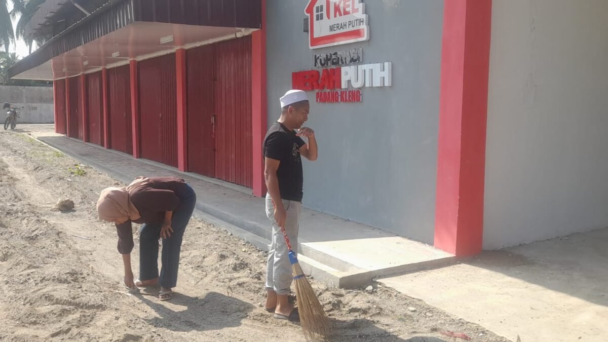 Gotong Royong Bersihkan Kantor Kopdes Padang Kleng, Babinsa Dukung Kesiapan Operasional Koperasi