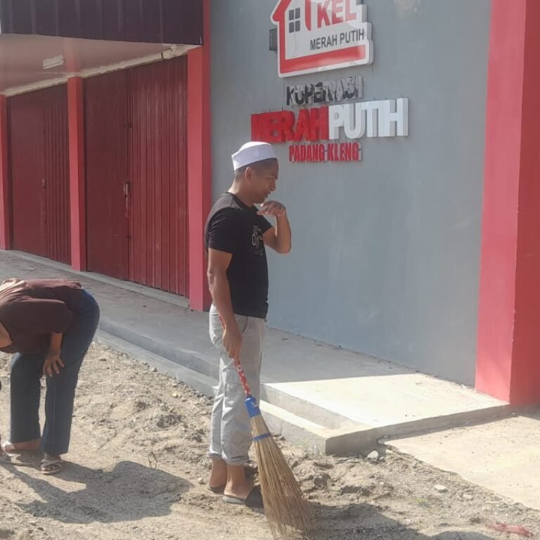 Gotong Royong Bersihkan Kantor Kopdes Padang Kleng, Babinsa Dukung Kesiapan Operasional Koperasi
