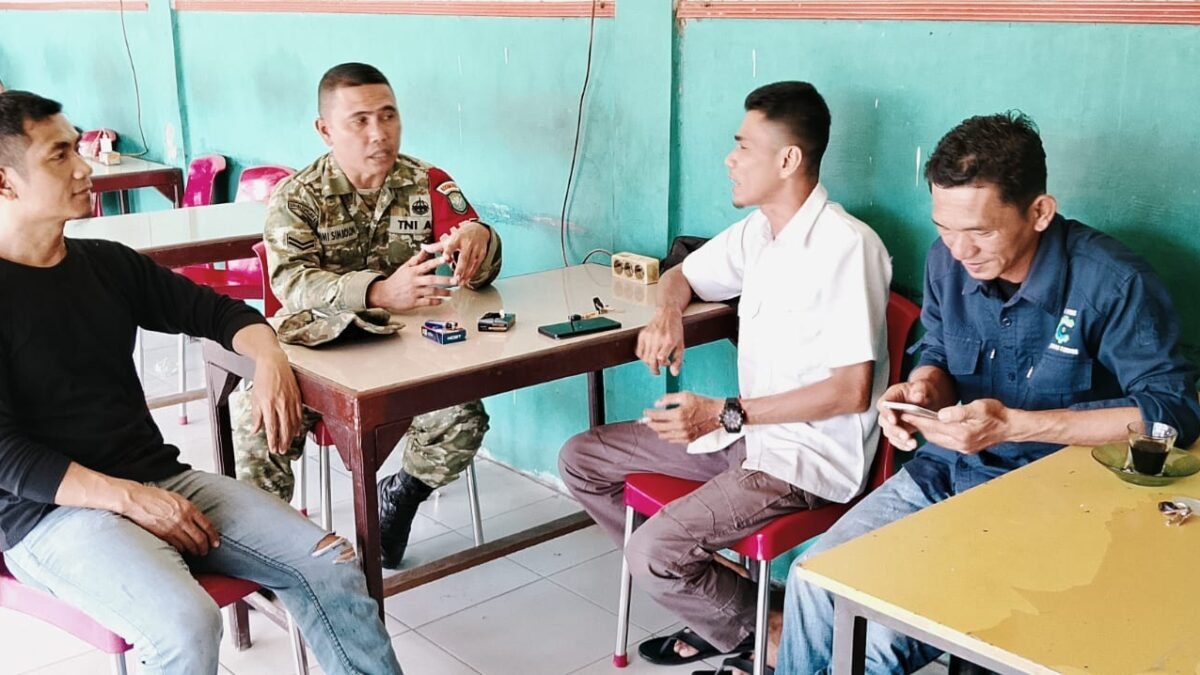 Menjaga Hubungan Tetap Dekat, Babinsa Teupah Barat Bertukar Informasi dengan Masyarakat