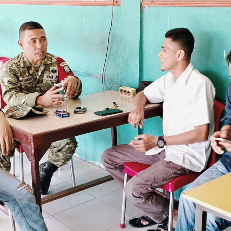 Menjaga Hubungan Tetap Dekat, Babinsa Teupah Barat Bertukar Informasi dengan Masyarakat