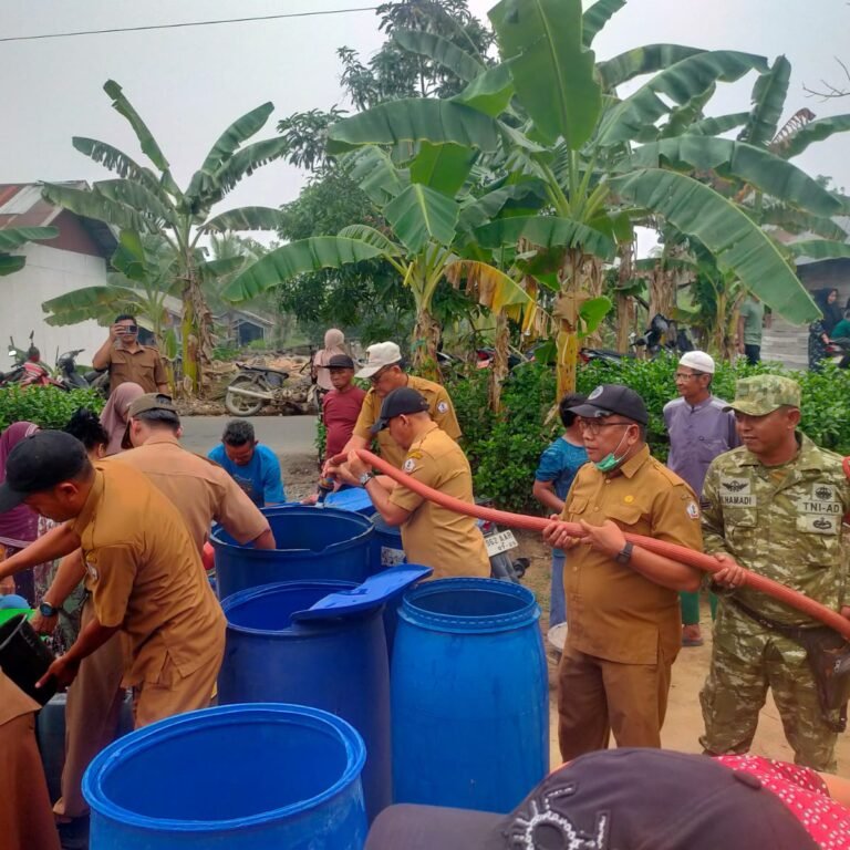 ‎Babinsa Pantau Penyaluran Air Bersih Program Batola Peduli di Purwosari II