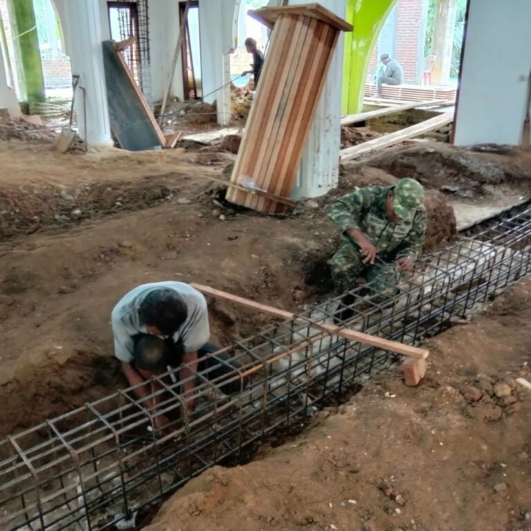 Babinsa Koramil 05/Panga Turun Langsung Dukung Pembangunan Fasilitas Keagamaan