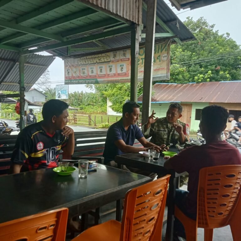 Jalin Silaturahmi di Simeulue Tengah, Babinsa Dorong Kedekatan dengan Masyarakat