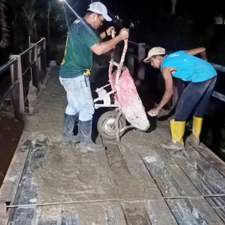 Demi Akses Warga, TNI dan Masyarakat Gotong Royong Bangun Jembatan Garuda Hingga Malam