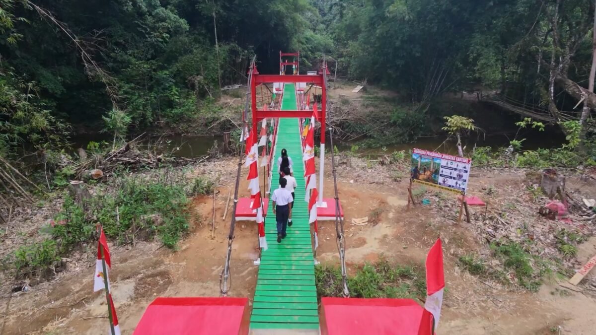 Kodim 1203/Ketapang Bangunan Jembatan Gantung di Desa Kualan Tengah