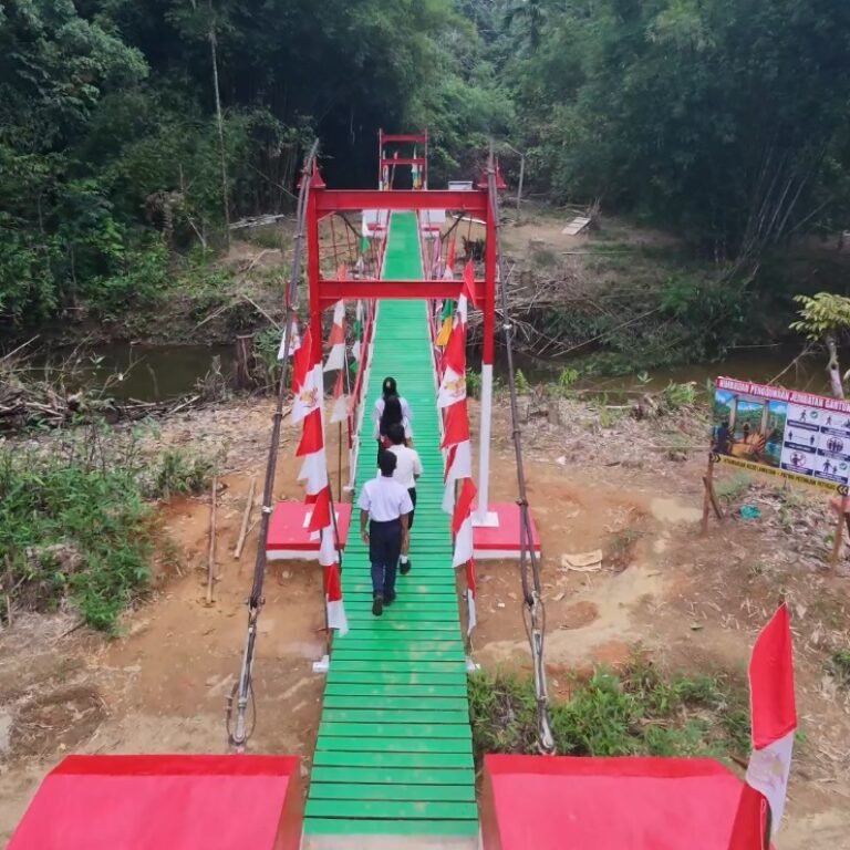 Kodim 1203/Ketapang Bangunan Jembatan Gantung di Desa Kualan Tengah