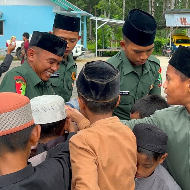 Prajurit dan Warga Berbaur dalam Kegiatan Jumat Berkah di Kampung Aminweri